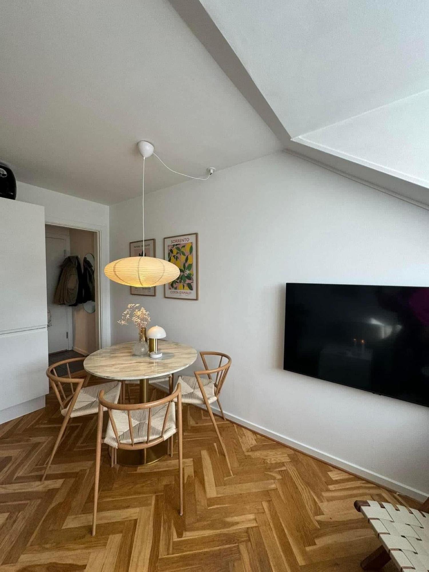 Stunning By The Lakes Appartement